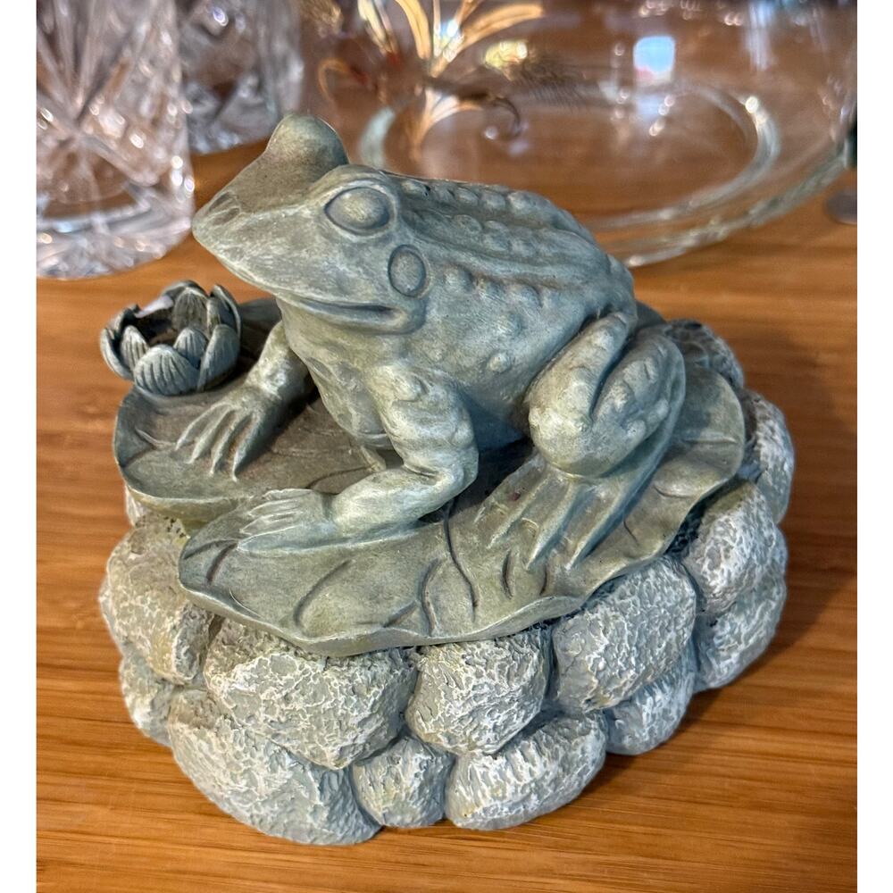 Pale Green Resin Frog Key‎ Hider Hide A Key or Trinket Box w Lid
